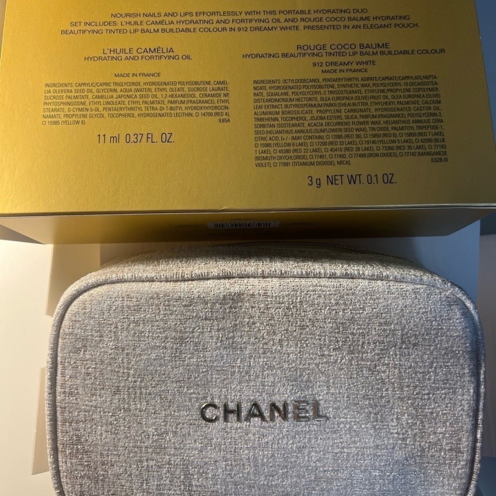 CHANEL makeup gift set with white Pouch